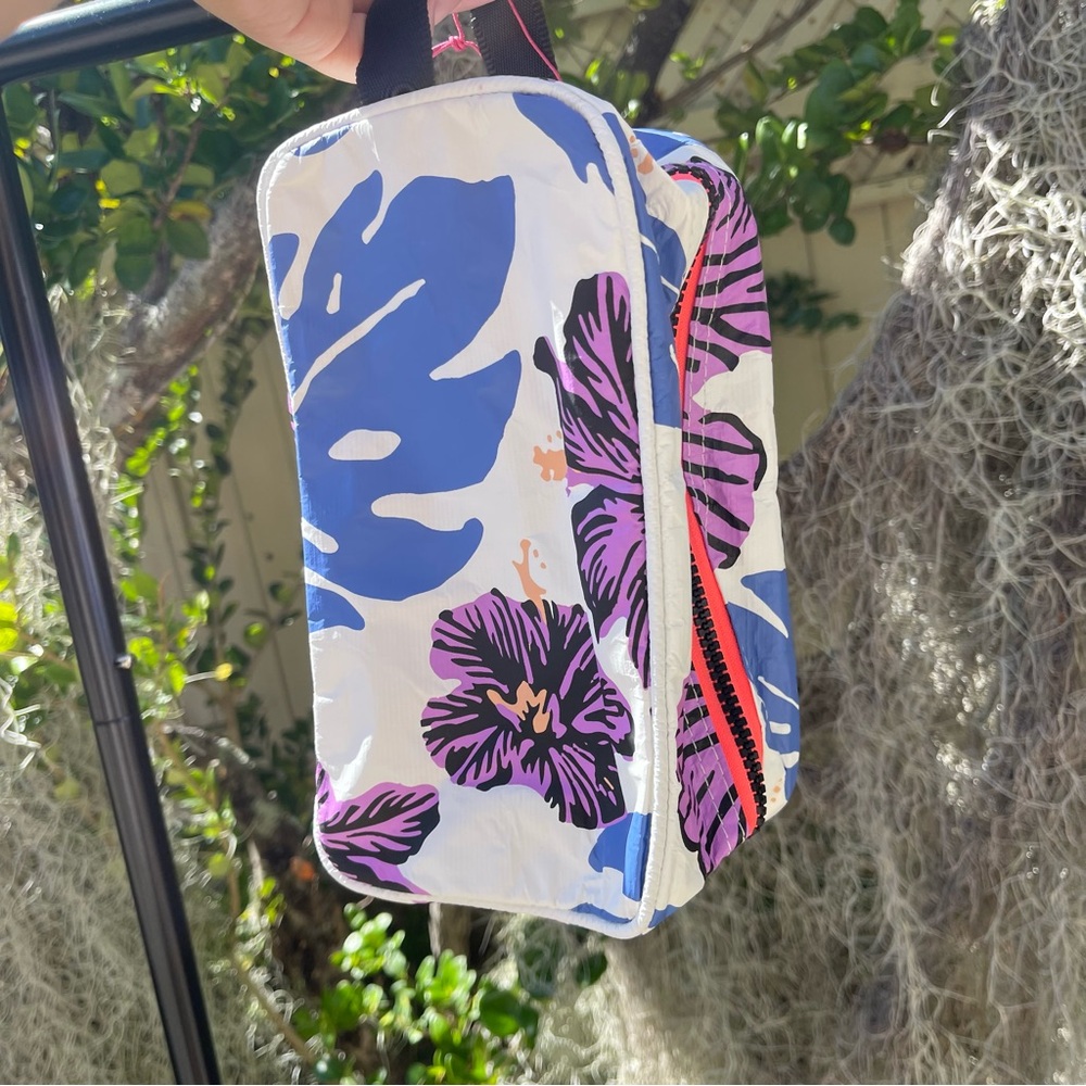 NWT Aloha Collection Dopp Kit in Pape’ete